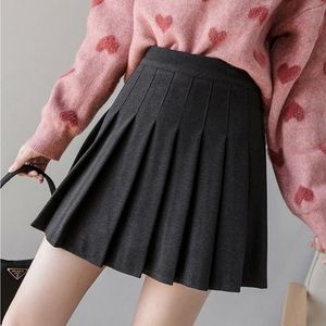 john galt pleated skirt  💙color navy blue